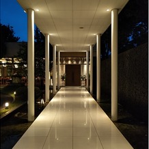 ラヴィス・ヴィラ・スイートの画像｜挙式会場までの廊下。
夜になるとライトアップされて綺麗です。