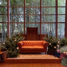 ラヴィス・ヴィラ・スイートの画像｜メインソファーの周りにグリーンメインの装花