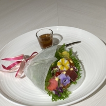 アルカンシエル金沢の画像｜前菜のサラダが花束で出てきた瞬間、感動しました。お花も食べられます。