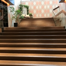 Miel Citron（ミエルシトロン）の画像｜フラワーシャワーで使える階段