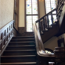 赤坂プリンス クラシックハウスの画像｜挙式会場までの階段、ステンドグラス
