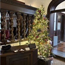 赤坂プリンス クラシックハウスの画像｜入り口入ったクローク。クリスマス時期なのでツリーが飾られていました。
