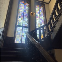 赤坂プリンス クラシックハウスの画像｜歴史感じるステンドグラスのある階段