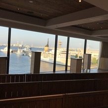 BAYSIDE GEIHINKAN VERANDA minatomiraiの画像｜挙式会場から見たオーシャンビューの景色