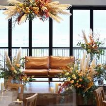 BAYSIDE GEIHINKAN VERANDA minatomiraiの画像｜パンパスグラスを使いたいとお願いしつつ、お花の色などもご提案いただきました。