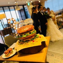 BAYSIDE GEIHINKAN VERANDA minatomiraiの画像｜ウェディングケーキならぬ
ウェディングハンバーガー