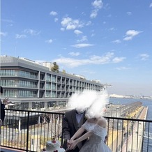 BAYSIDE GEIHINKAN VERANDA minatomiraiの画像｜ケーキ入刀はテラスで