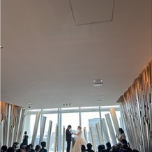 The 33 Sense of Wedding（ザ・サーティスリー センス・オブ・ウエディング）の画像｜背中のドアが開くと、一気にイメージが変わります。始めは閉まってます。