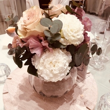 ラグナヴェール 金沢（ＬＡＧＵＮＡＶＥＩＬ　ＫＡＮＡＺＡＷＡ）の画像｜披露宴会場テーブルの装花