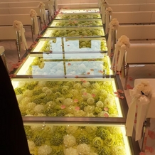 ラグナヴェール 金沢（ＬＡＧＵＮＡＶＥＩＬ　ＫＡＮＡＺＡＷＡ）の画像｜バージンロードの下の花
