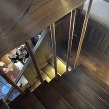 萬屋本店－ＫＡＭＡＫＵＲＡ　ＨＡＳＥ　ｅｓｔ１８０６－の画像｜ウェルカムスペースまでの階段