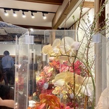 萬屋本店－ＫＡＭＡＫＵＲＡ　ＨＡＳＥ　ｅｓｔ１８０６－の画像｜ゲスト装花