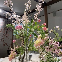 萬屋本店－ＫＡＭＡＫＵＲＡ　ＨＡＳＥ　ｅｓｔ１８０６－の画像｜流しテーブルのためこのような装花でした。奥(画像左側)に見えるのは間仕切りです。
