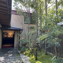 萬屋本店－ＫＡＭＡＫＵＲＡ　ＨＡＳＥ　ｅｓｔ１８０６－の画像｜四季によって色合も変化するとのことで、この通路だけでも、とてめ素敵な写真が撮れそうです。