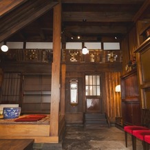 萬屋本店－ＫＡＭＡＫＵＲＡ　ＨＡＳＥ　ｅｓｔ１８０６－の画像｜入口の土間