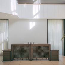 THE SURF OCEAN TERRACE（ザ・サーフ オーシャンテラス）の画像｜披露宴棟を入るとすぐに受付とクロークがあります。受付代の横にはロビーに続いています。