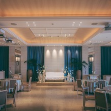 THE SURF OCEAN TERRACE（ザ・サーフ オーシャンテラス）の画像｜「リノ」の会場はホワイト＆ブルーの会場。高砂はテーブルかソファの２パターンで選択可能。