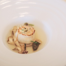 THE SURF OCEAN TERRACE（ザ・サーフ オーシャンテラス）の画像｜松竹梅の竹コースにあるホタテの前菜。暖かくてとても美味しかったです。おすすめ！