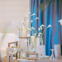 THE SURF OCEAN TERRACE（ザ・サーフ オーシャンテラス）の画像｜このお花の量と種類指定で、高砂15万円（ソファカバー含まない）とテーブル装花8000円でした。