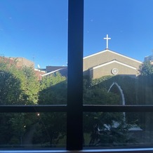 南青山サンタキアラ教会の画像｜披露宴会場の窓から見える教会