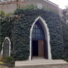 南青山サンタキアラ教会の画像｜チャペルの入り口は、真冬でもツタ？が繁っていました。