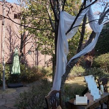 南青山サンタキアラ教会の画像｜挙式会場と披露宴会場間のガーデン、自由に装飾可能