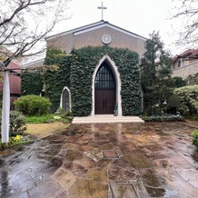 南青山サンタキアラ教会の画像｜敷地に入るとまず目に入る光景。雨でしたが綺麗でした。