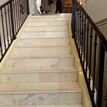 南青山サンタキアラ教会の画像｜披露宴会場へ向かう階段