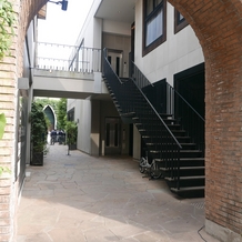 南青山サンタキアラ教会の画像｜受付(1F)・披露宴会場(2F)は左側建物にあります。階段が使えない場合、エレベーターでも移動可能。