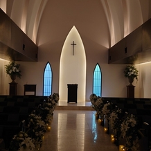 南青山サンタキアラ教会の画像｜キャンドルと木のぬくもりを感じられる室内