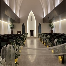 南青山サンタキアラ教会の画像｜チャペルは白ベース、リフレクション狙えます