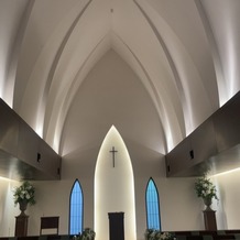 南青山サンタキアラ教会の画像｜チャペルの雰囲気。天井の高さがお分かりいただけると思います。