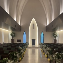 南青山サンタキアラ教会の画像｜ローアングルでチャペルの雰囲気。