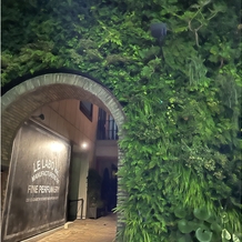 南青山サンタキアラ教会の画像｜会場の手前の入り口。
緑でいっぱいになっている入り口はは現実的な空間でとてもお気に入りの場所です。