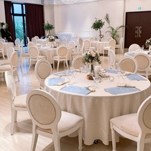 ラフィネ・マリアージュ迎賓館の画像｜椅子もテーブルも真っ白！