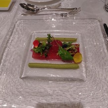 ホテル日航立川 東京の画像｜色鮮やかなマグロのカルパッチョ花とハーブのサラダ仕立て