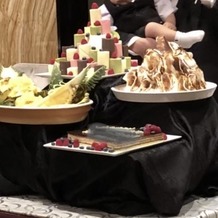 レストランアラスカフェスティバルタワーの画像｜たくさんのケーキとフルーツ