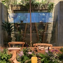 THINGS Aoyama Organic Garden.dthの画像｜木のテーブル、装花