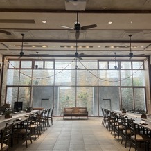 THINGS Aoyama Organic Garden.dthの画像｜広々とした披露宴会場、陽が入り明るい空間