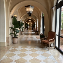 ホテル日航アリビラの画像｜回廊を通って会場へ。
ここでも写真を撮りたくなってしまいます