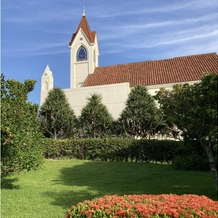 ホテル日航アリビラの画像｜ホテルから庭を通って教会へ。
どこを通っても絵になります。
