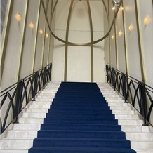 インフィニート　名古屋の画像｜ブルーの絨毯がお洒落な大階段