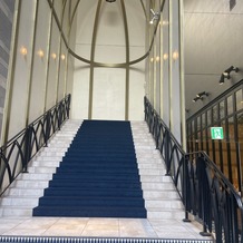 インフィニート　名古屋の画像｜挙式会場から出てフラワーシャワーする場所！紺色の絨毯が鮮やかで可愛い。
