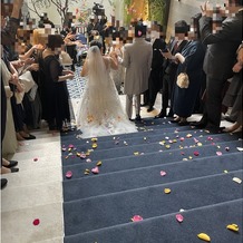 インフィニート　名古屋の画像｜挙式後、披露宴会場に向かう階段でフラワーシャワー。