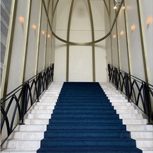 インフィニート　名古屋の画像｜チャペルから披露宴会場をつなぐ階段です。