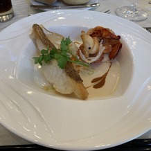 ＬＡ ＰＯＬＴＯ（ラ ポルト）の画像｜オマール海老と真鯛のハーモニー
2色のソースマリアージュ