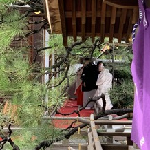 下鴨神社（賀茂御祖神社）の画像｜挙式会場に入る新郎新婦