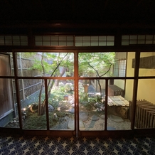 京都祝言 ＳＨＵ：ＧＥＮの画像｜打ち合わせ、当日ゲスト控え室から見える小さいお庭