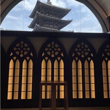 京都祝言 ＳＨＵ：ＧＥＮの画像｜チャペルからは八坂の塔が見えて京都らしさを感じられる