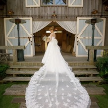 ＢＡＲＮ＆ＦＯＲＥＳＴ（バーン　アンド　フォレスト）の画像｜挙式で着用したドレスは、長いトレーンも魅力的です。